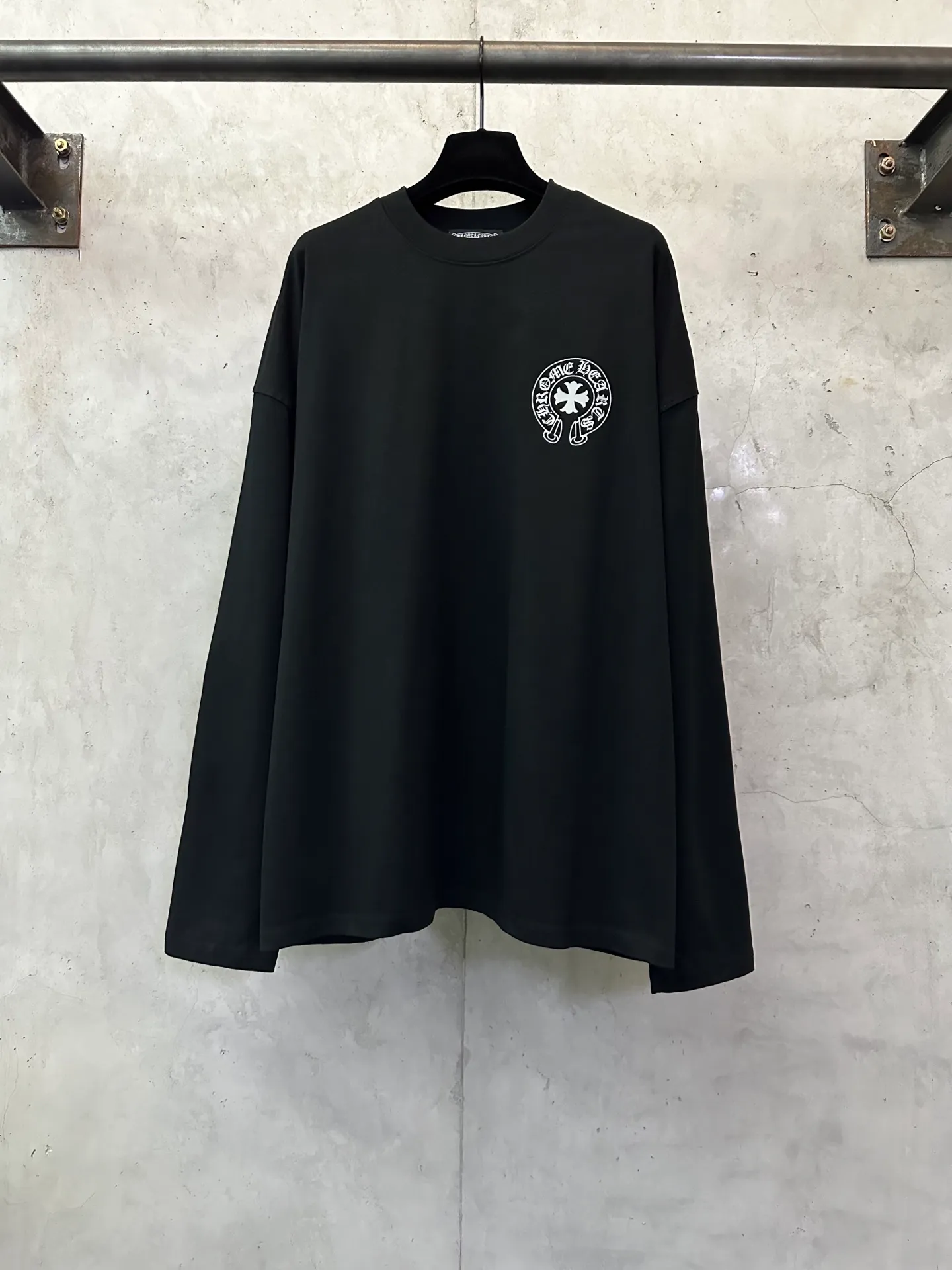 P300 Chrome Hearts 25ss classic Sanskrit gray letter round neck long-sleeved T-shirt. Fabric is high-definition, super heavyweight cotton, double yarn compact Xinjiang cotton. Weight: 320 grams. Clean cloth surface. Clear cloth texture. Tight feel. Stiff. High color fastness. No deformation. No discoloration. Customized hardware. Thread. Accessories. Matching. Same style for men and women. -Color: Black White -Size: XS S M L